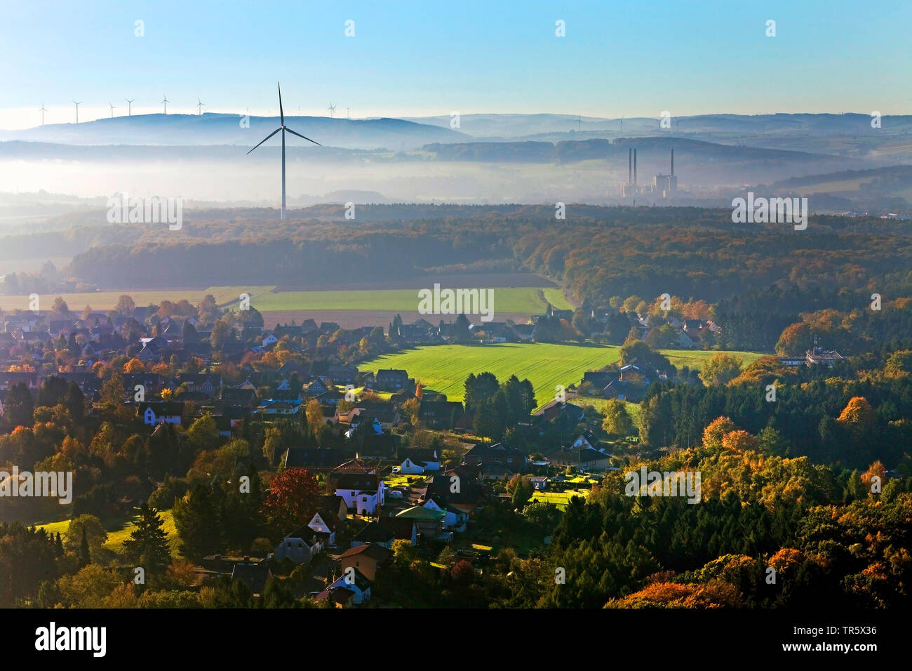 Blick auf die Berge im Wesergebirge Porta Westphalica im Herbst, Luftbild, Deutschland, Nordrhein-Westfalen, Ostwestfalen, Porta Westfalica Stockfoto