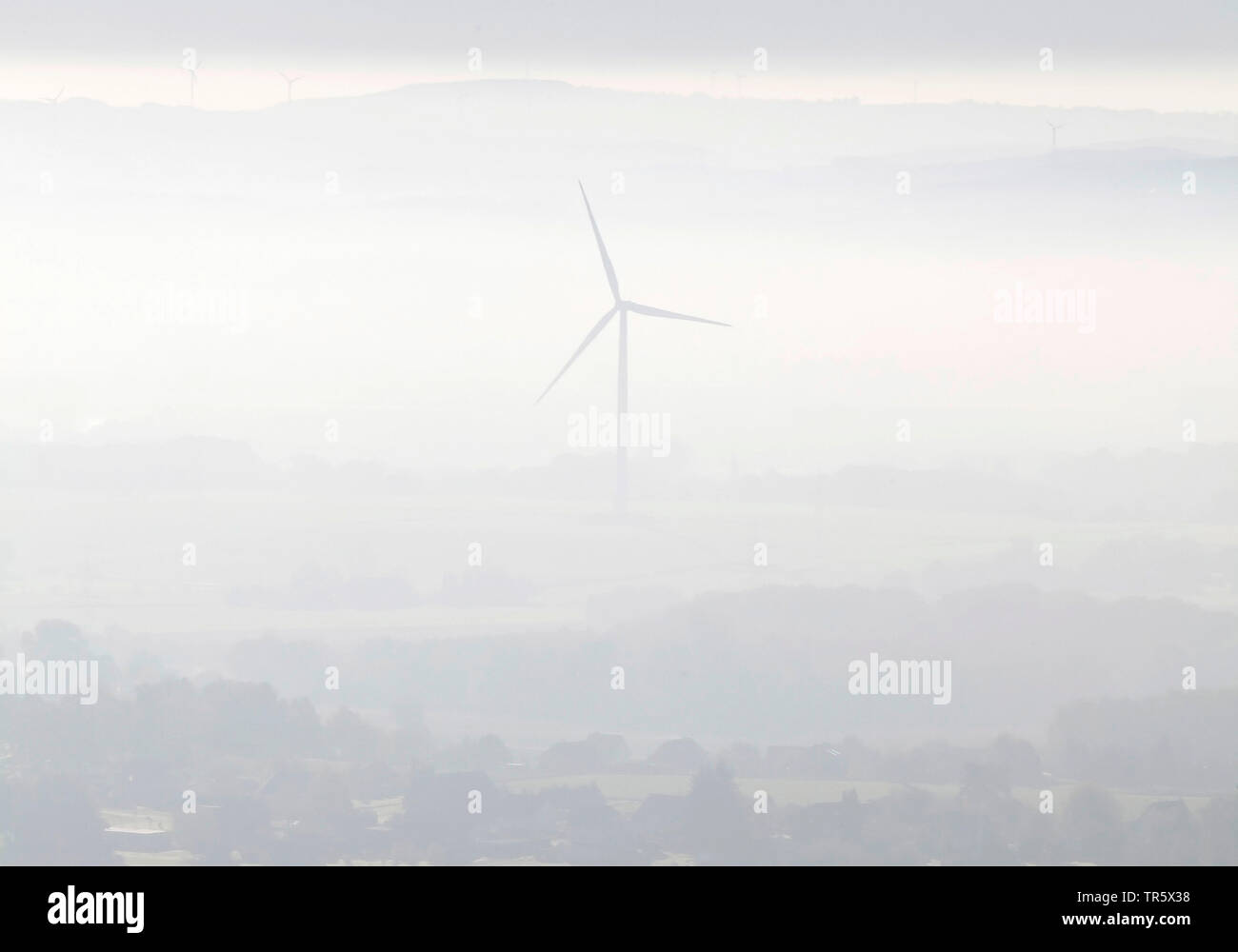 Misty Landschaft mit Windrad an der Porta Westfalica, Deutschland, Nordrhein-Westfalen, Ostwestfalen, Porta Westfalica Stockfoto