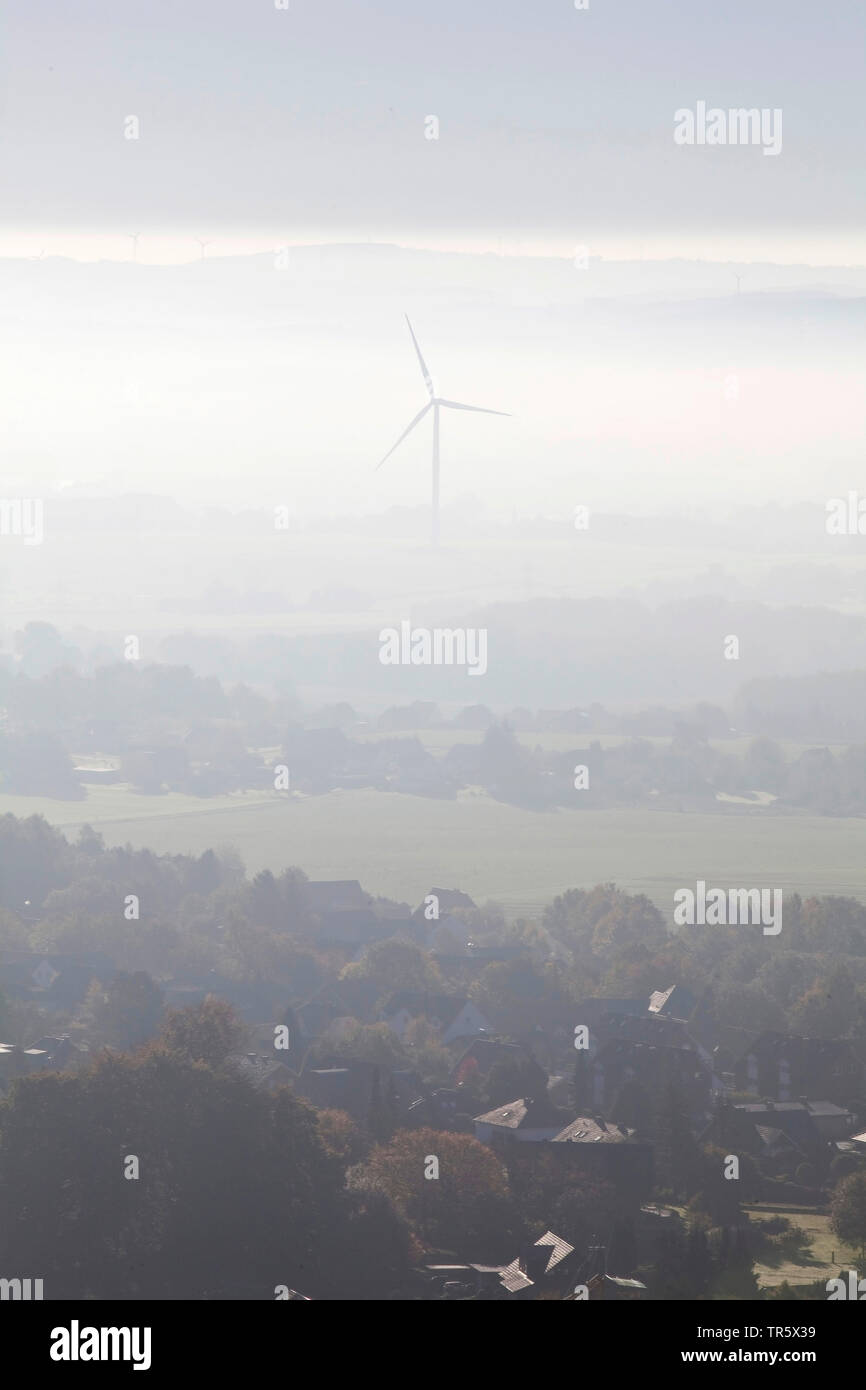 Misty Landschaft mit Windrad an der Porta Westfalica, Deutschland, Nordrhein-Westfalen, Ostwestfalen, Porta Westfalica Stockfoto