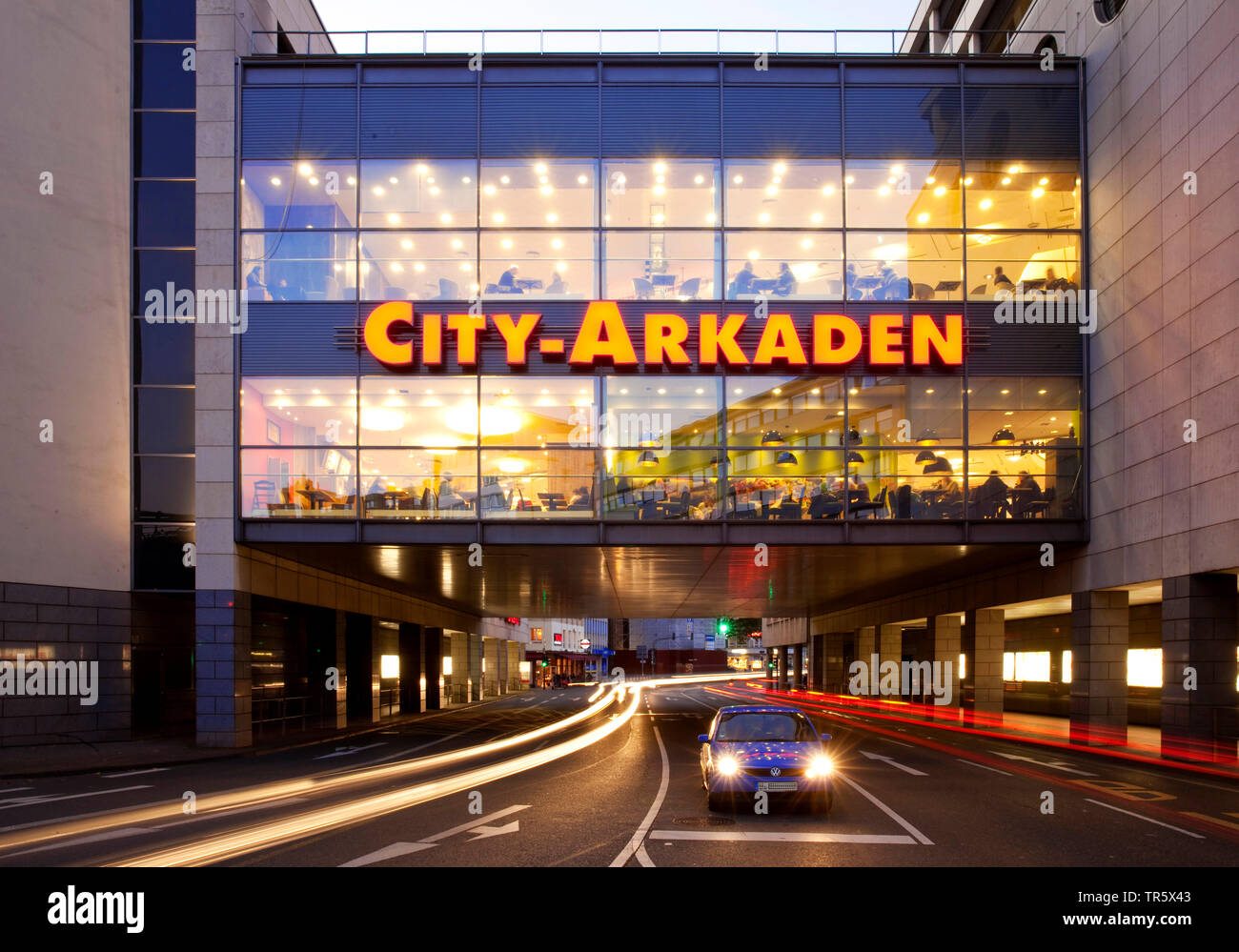 City Arkaden in der Morgendämmerung, Deutschland, Nordrhein-Westfalen, Bergisches Land, Wuppertal Stockfoto