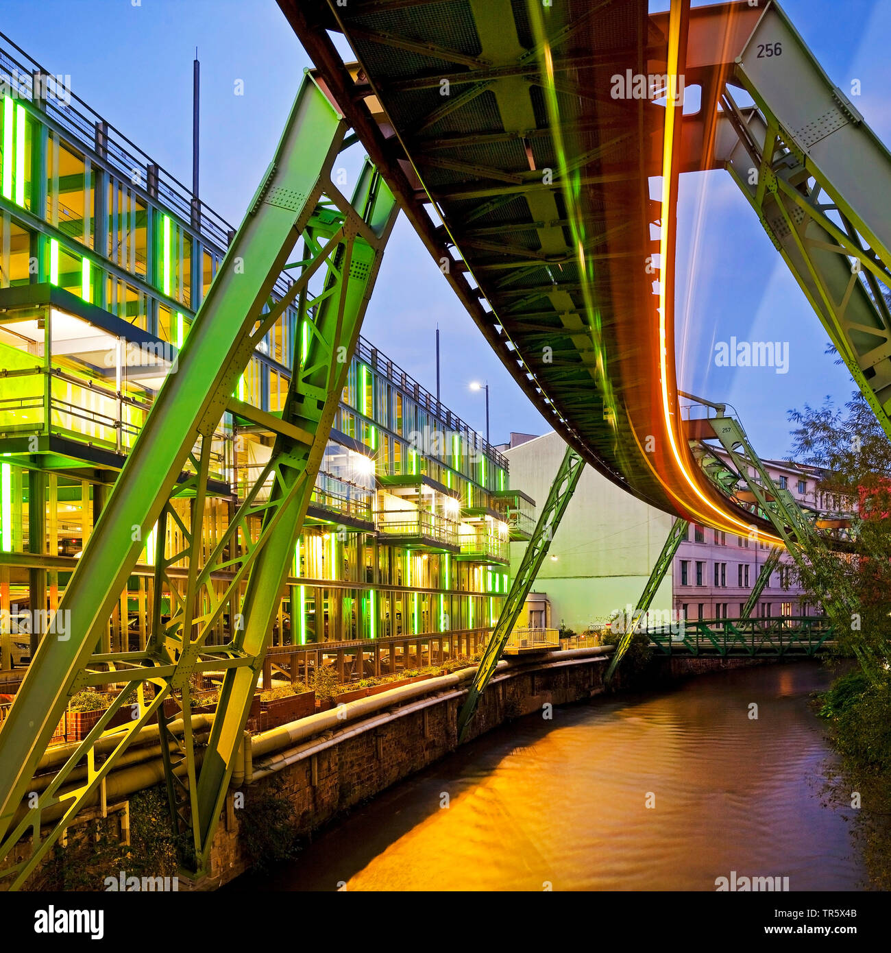 Helle Streifen von Monorail Aussetzung von Wuppertal über die Wupper am Abend, Deutschland, Nordrhein-Westfalen, Bergisches Land, Wuppertal Stockfoto