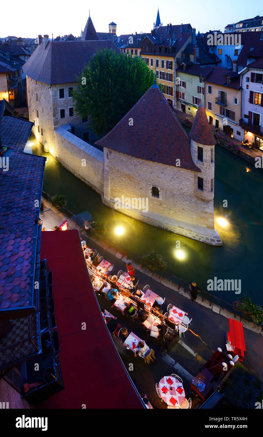 Restaurant im Zentrum der Altstadt von Annecy am Gebäude Palast von L'Isle. Frankreich am Abend, Frankreich, Savoie, Haute-Savoie, Annecy Stockfoto