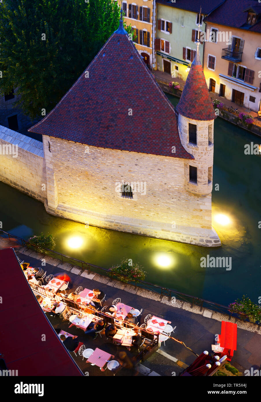 Restaurant im Zentrum der Altstadt von Annecy am Gebäude Palast von L'Isle. Frankreich am Abend, Frankreich, Savoie, Haute-Savoie, Annecy Stockfoto