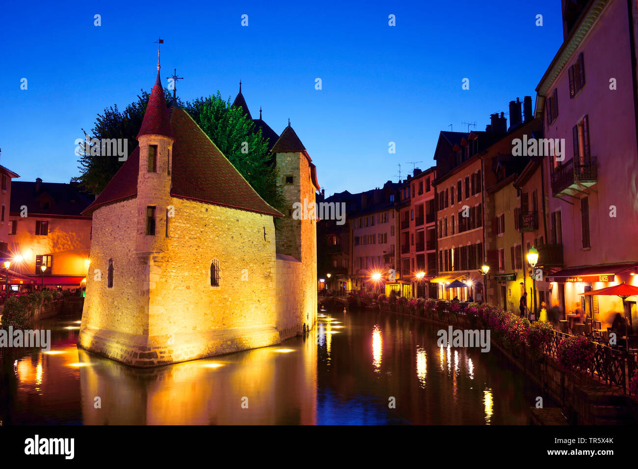 Restaurant im Zentrum der Altstadt von Annecy am Gebäude Palast von L'Isle. Frankreich am Abend, Frankreich, Savoie, Haute-Savoie, Annecy Stockfoto