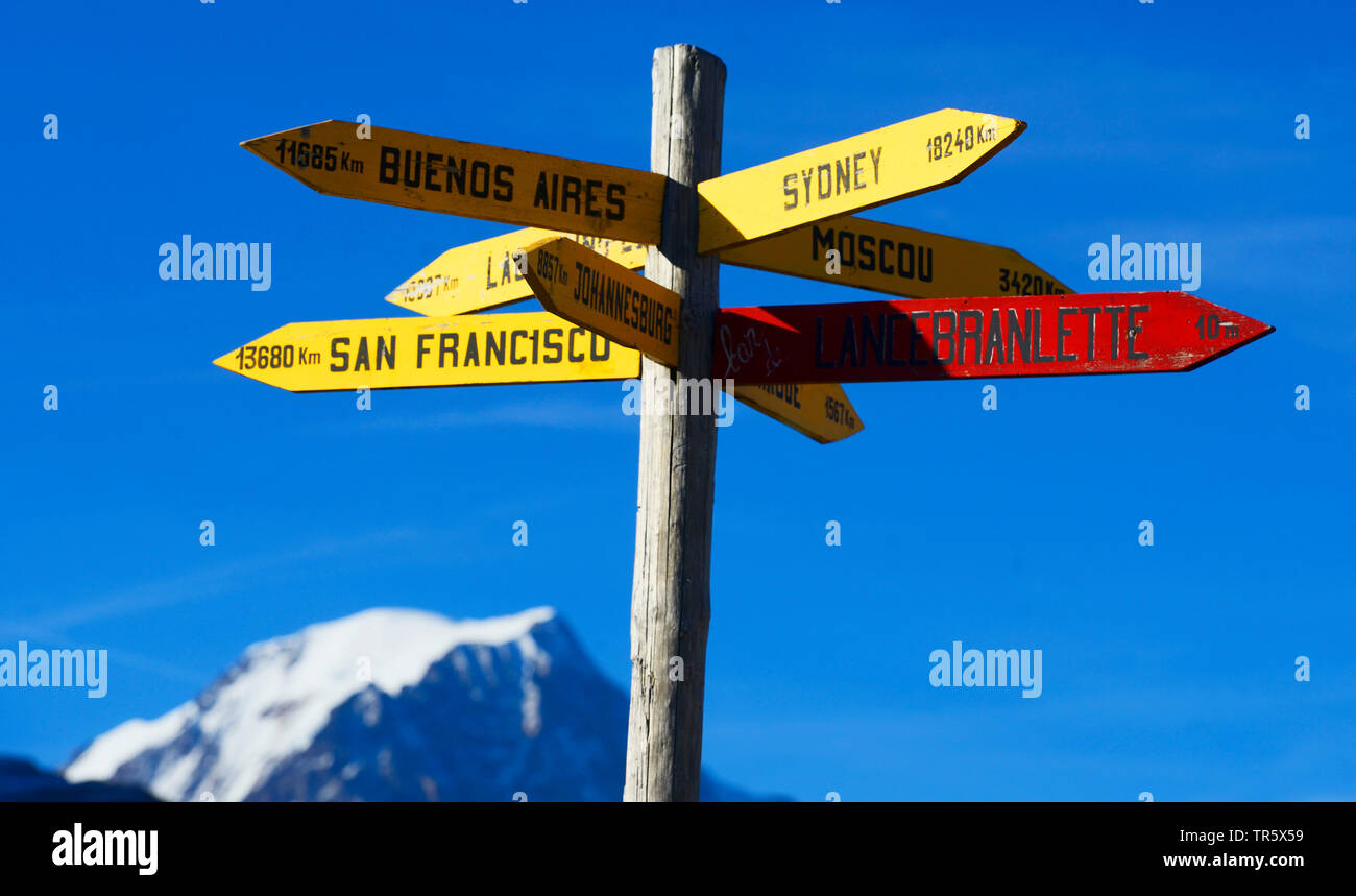 Entfernungen zu anderen Städten an einem Hinweisschild auf Petit Saint Bernard, Mont Blanc im Hintergrund, Frankreich, Savoyen Stockfoto