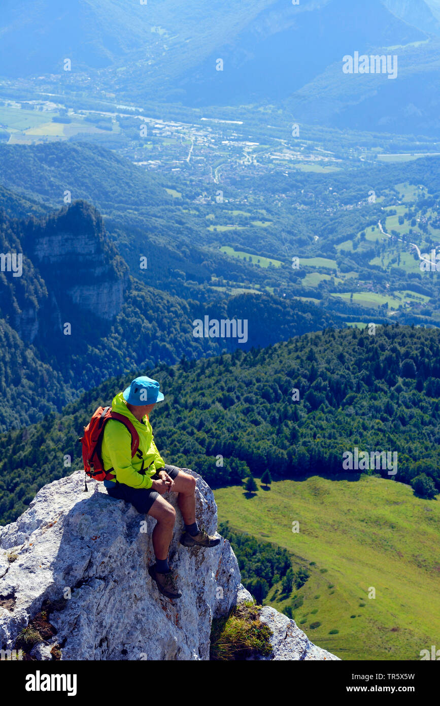 Wanderer auf dem Gipfel des Col de la Sure und genießen die Aussicht, Frankreich, Isère, Chartreuse, Grenoble Stockfoto