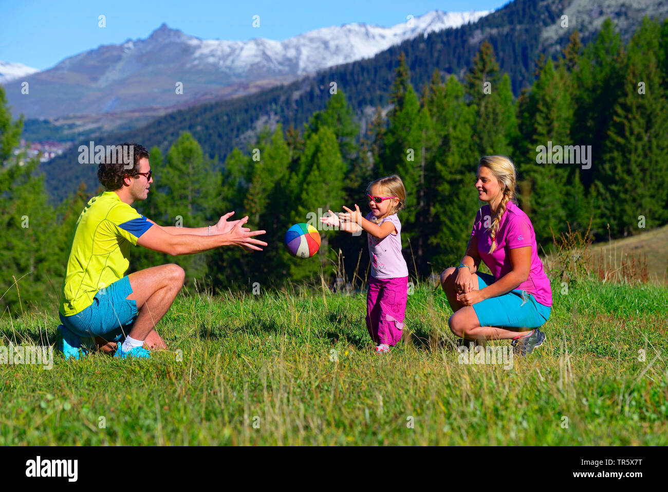 Familie in Urlaub in den Bergen in Sainte Foy, mit einem Ball, Frankreich, Savoyen, Spielen, Sainte Foy Tarentaise Stockfoto