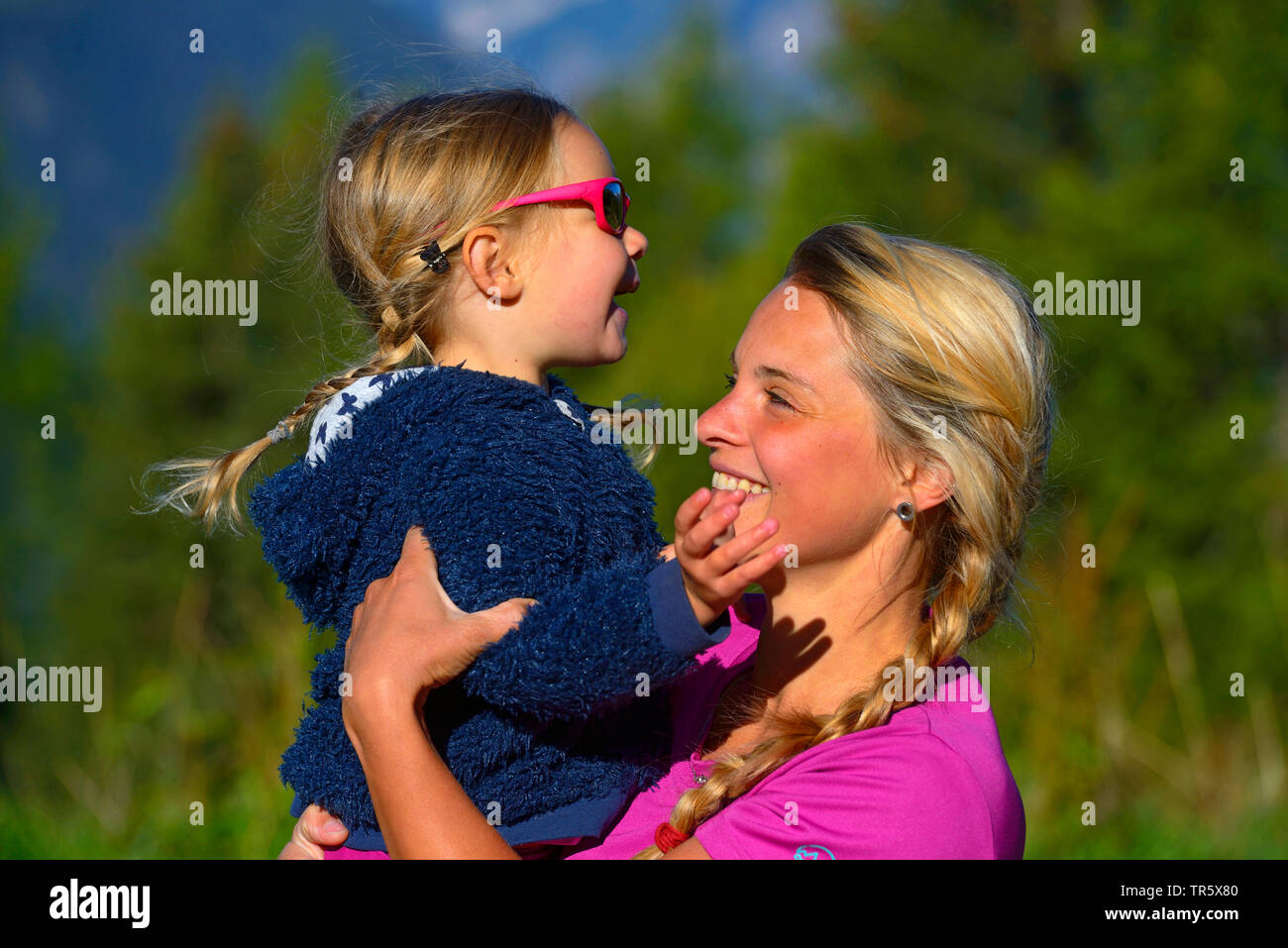 Die Mutter einer Tochter im Urlaub in den Bergen, in Frankreich, Savoyen, Sainte Foy Tarentaise, Stockfoto