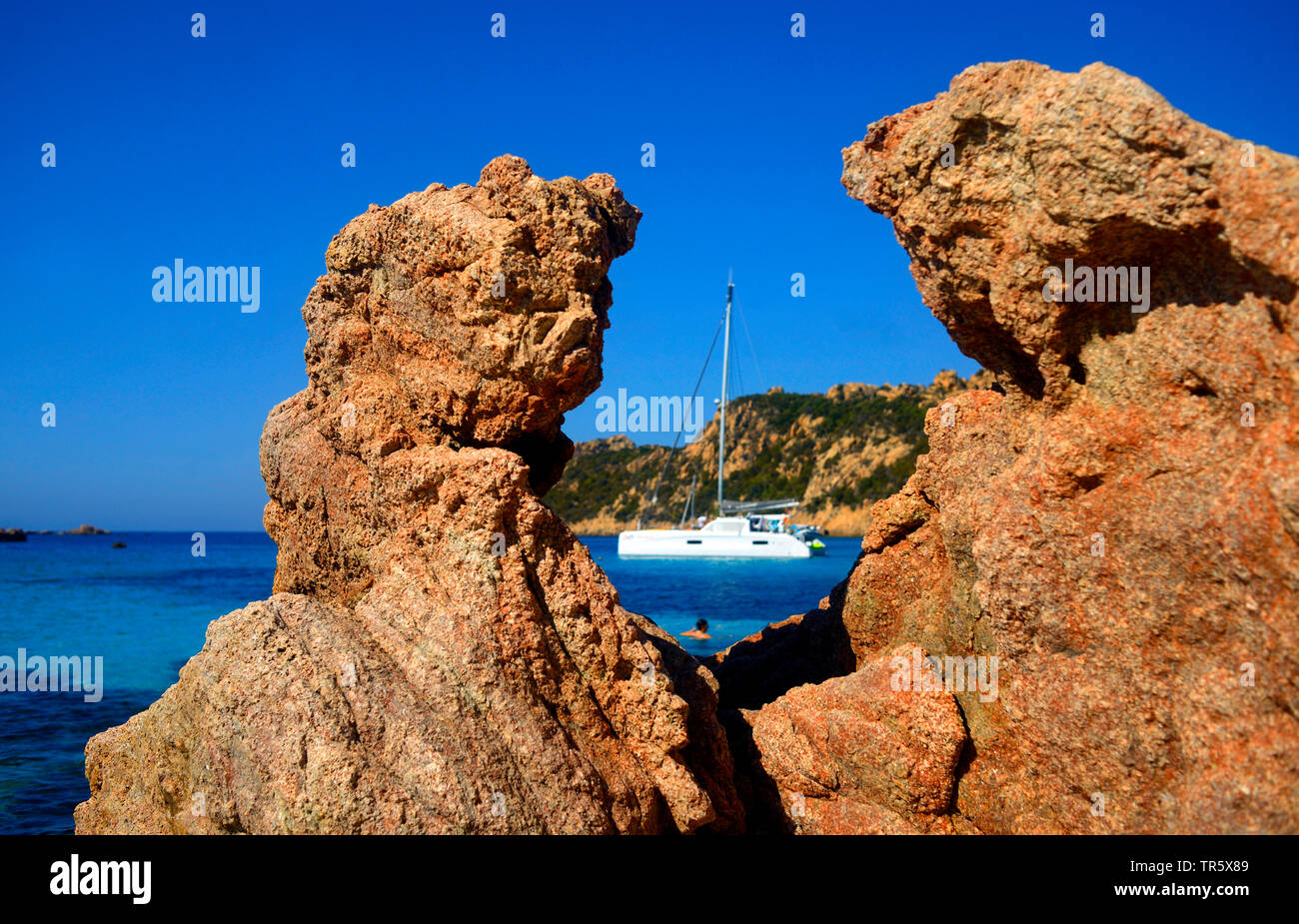 Segelboot in der Bucht von Roccapina im Süden der Insel Korsika. Frankreich, Frankreich, Korsika Stockfoto