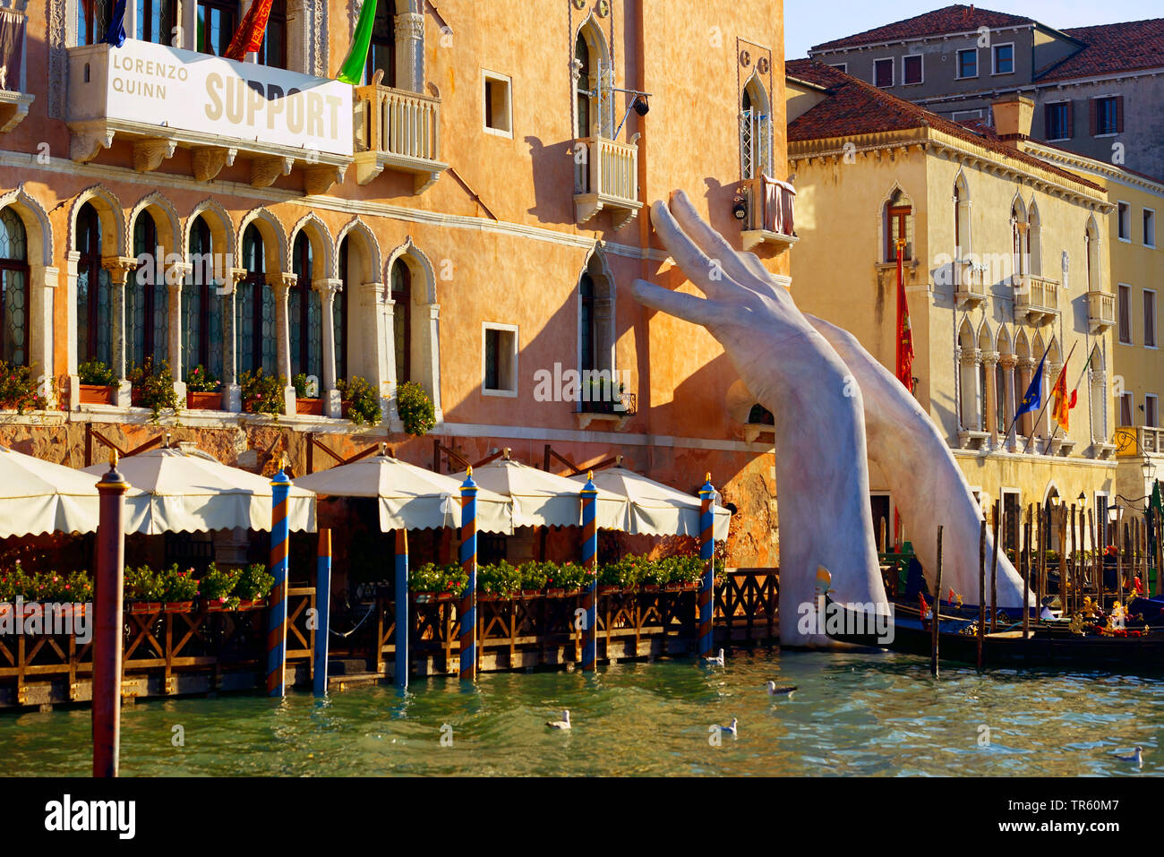 Skulptur unterstützen, monumentale Hand, die ein Hotel in Venedig, Italien, Venedig Stockfoto