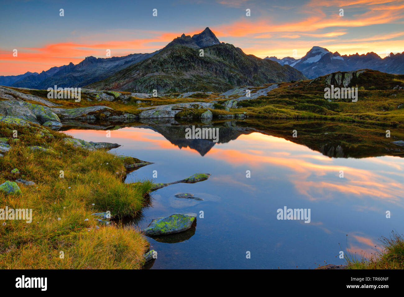 Geartenhoerner und Galenstock Berge spiegeln in Mountain Lake in den frühen Morgen, Schweiz Stockfoto
