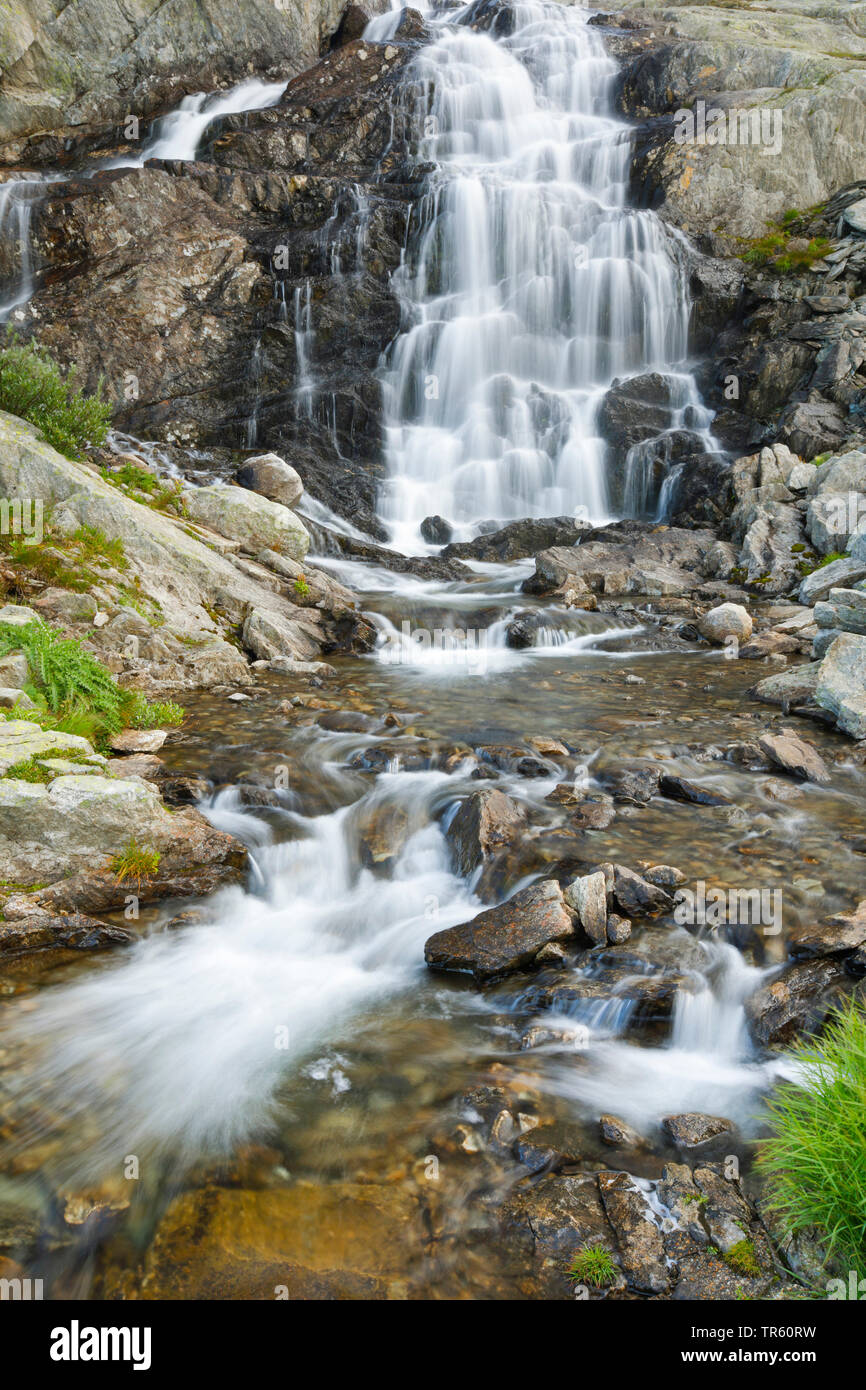 Wasserfall am Grimselpass, Schweiz Stockfoto