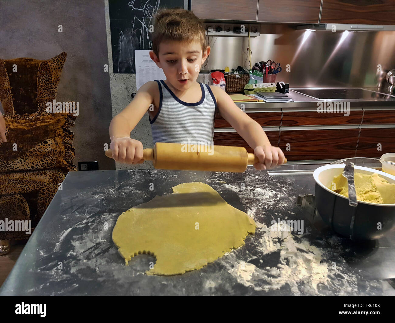 Little boy Plätzchen backen in einer Küche, Deutschland Stockfoto