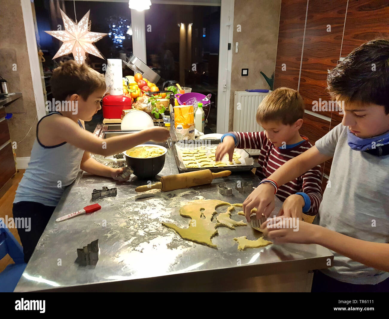 Little boy Plätzchen backen in einer Küche, Deutschland Stockfoto