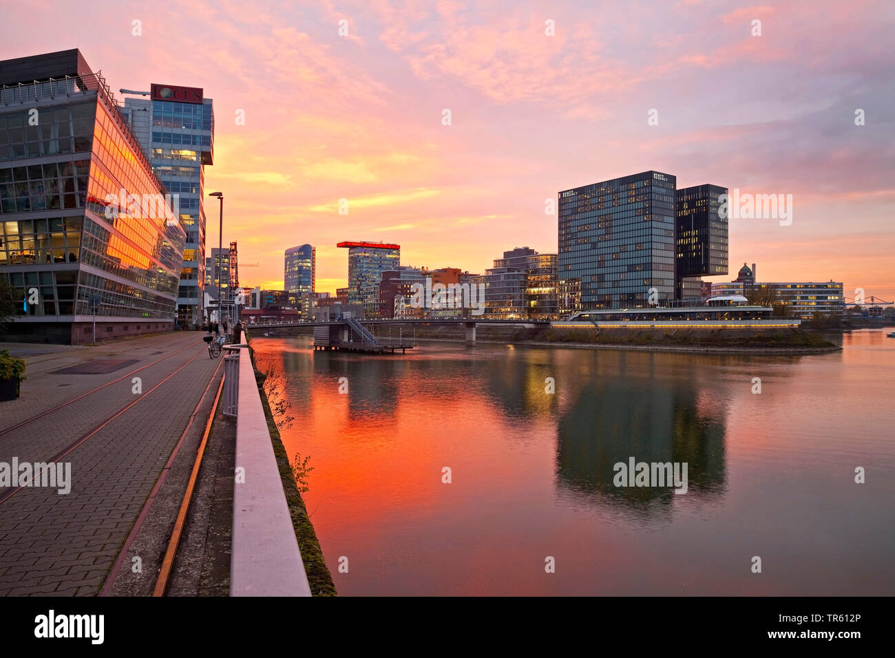 Medienhafen in Düsseldorf bei Sonnenuntergang, Deutschland, Nordrhein-Westfalen, Düsseldorf Stockfoto