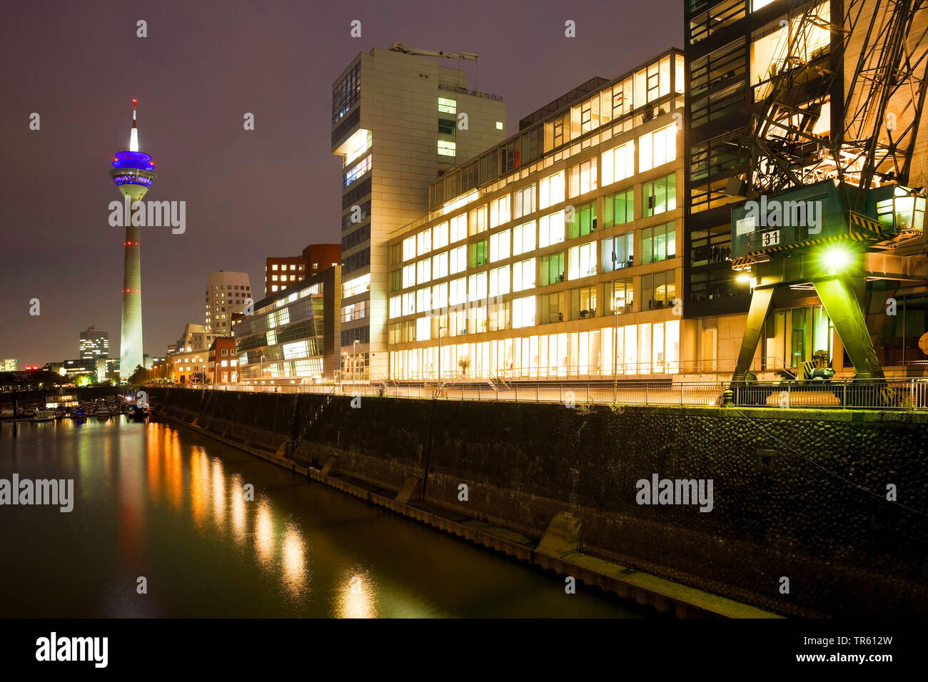 Medienhafen in Düsseldorf bei Nacht, Deutschland, Nordrhein-Westfalen, Düsseldorf Stockfoto