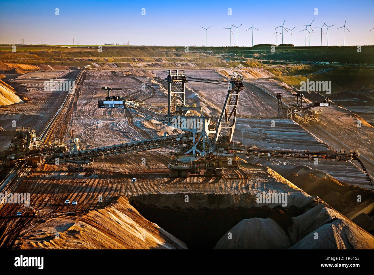 Braunkohle Tagebau mit Stapler, Windenergieanlagen im Hintergrund, Deutschland, Nordrhein-Westfalen, Garzweiler, Juechen Stockfoto