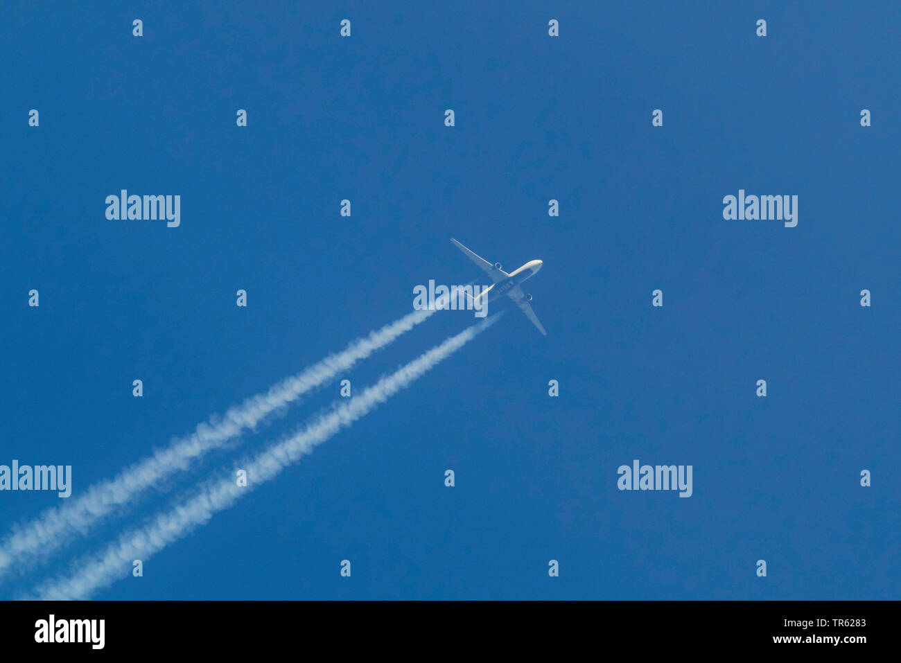 Flugzeug der A330 mit Kondensstreifen am Himmel Stockfoto