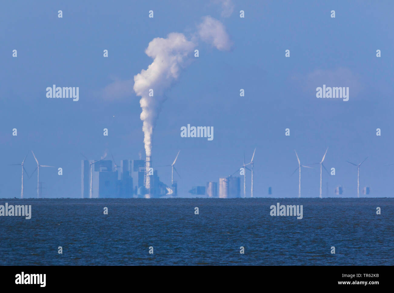Windpark und Kohle- Kraftwerk in Eemshaven, Niederlande, Ostfriesland, Norddeich Stockfoto