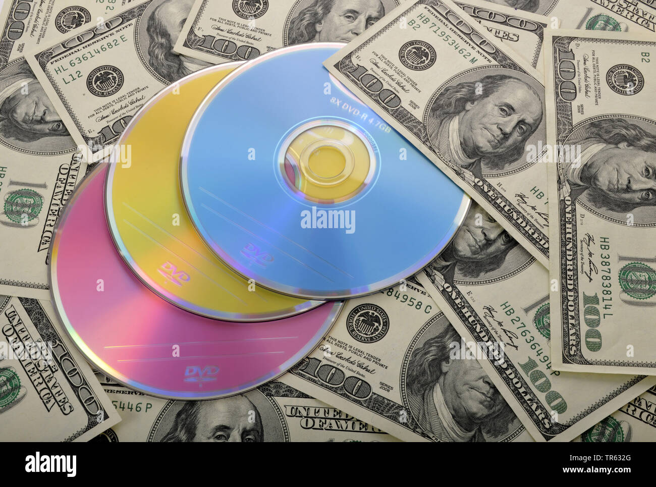 Steuerhinterziehung, CDs mit Dollarnoten Stockfoto