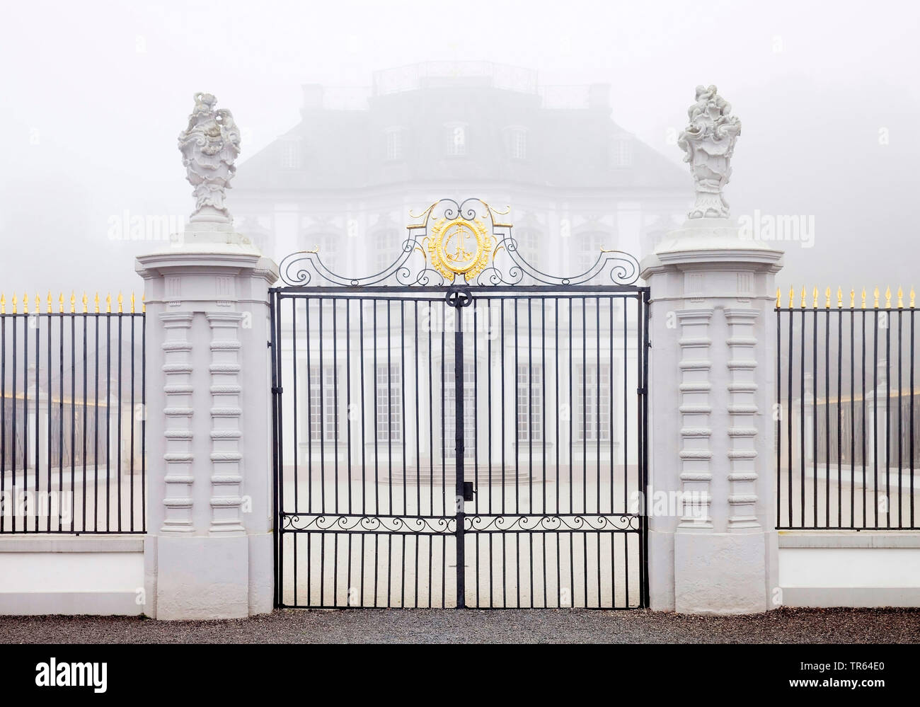 Schloss Falkenlust im Nebel, Deutschland, Nordrhein-Westfalen, Rheinland, Bruehl Stockfoto