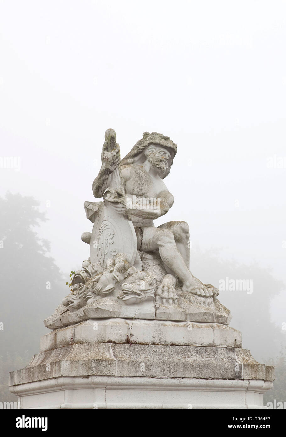 Skulptur im Schlossgarten Schloss Augustusburg im Nebel, Deutschland, Nordrhein-Westfalen, Rheinland, Bruehl Stockfoto