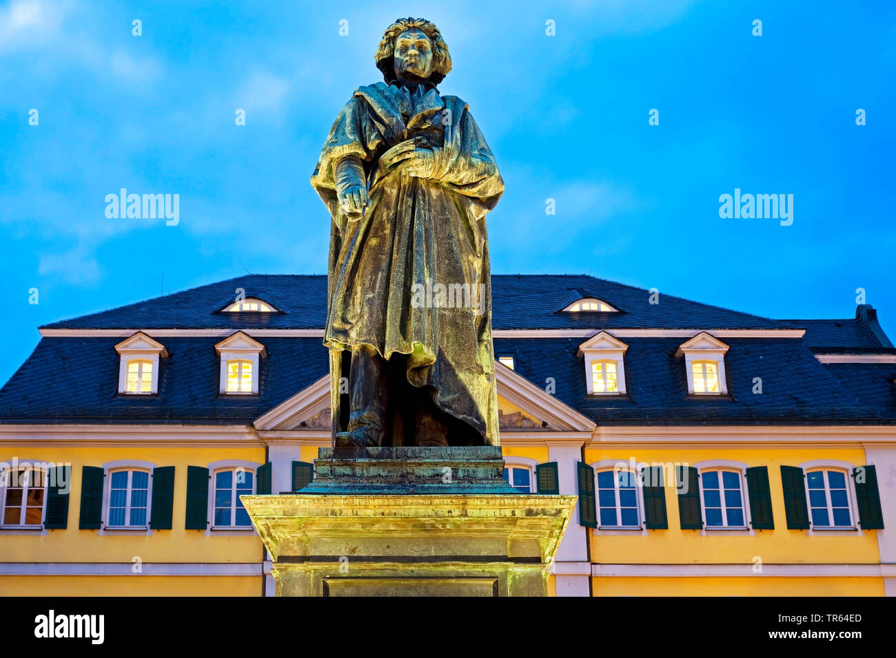 Beethoven Denkmal auf dem Münsterplatz vor General Post Office am Abend, Deutschland, Nordrhein-Westfalen, Bonn Stockfoto