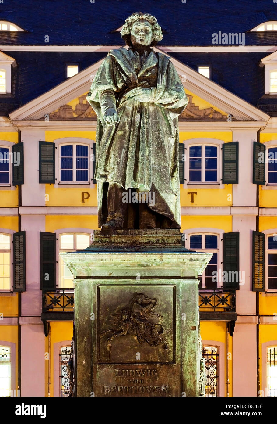 Beethoven Denkmal auf dem Münsterplatz vor General Post Office am Abend, Deutschland, Nordrhein-Westfalen, Bonn Stockfoto