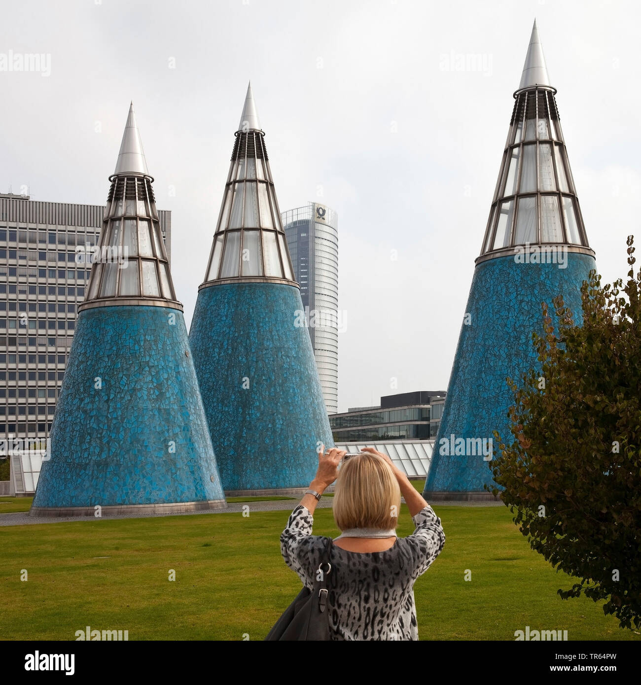 Frau, die Bilder von den konischen Lichtschächte auf dem Dachgarten der Kunst- und Ausstellungshalle, Deutschland, Nordrhein-Westfalen, Bonn Stockfoto