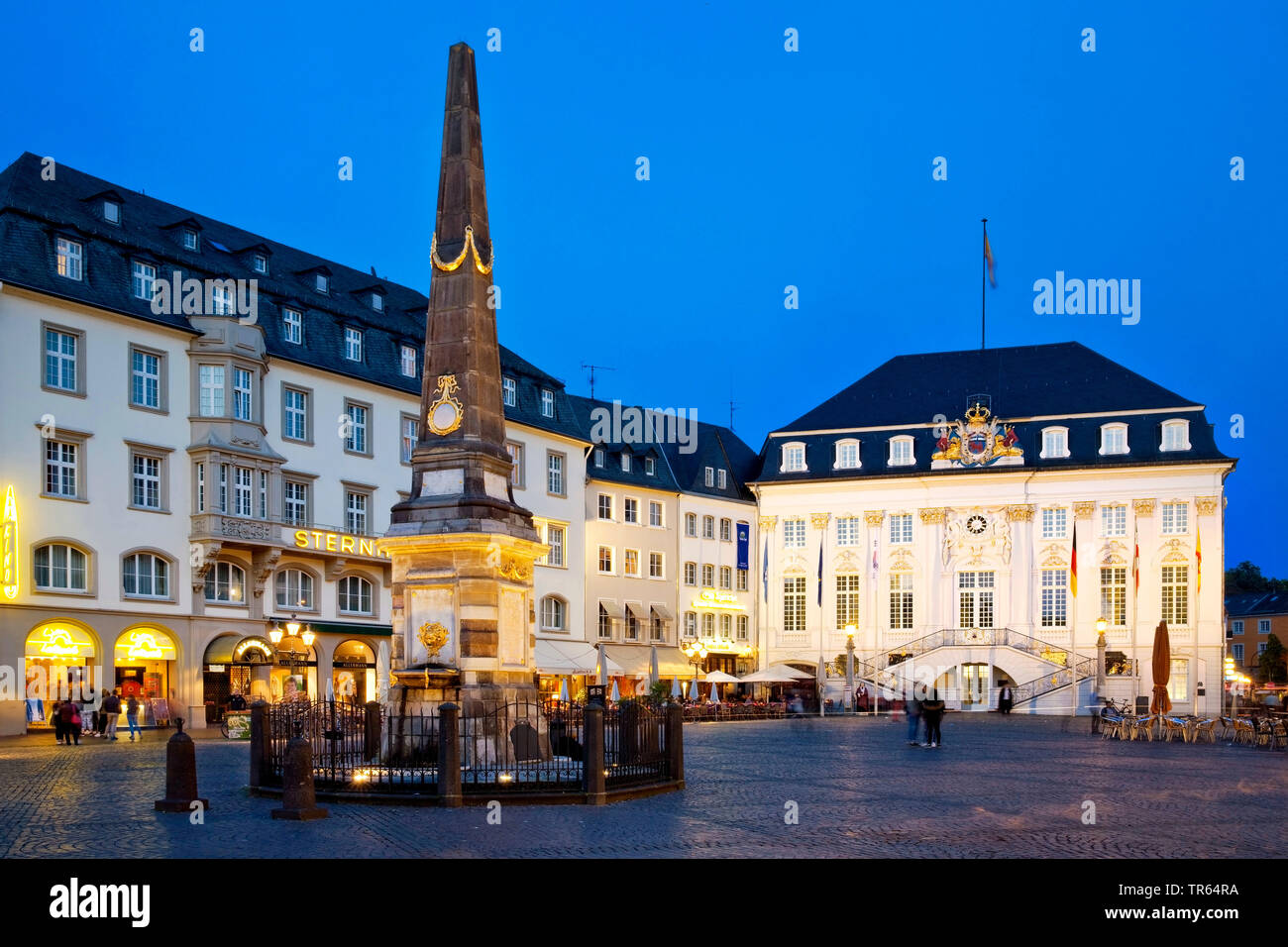 Marktbrunnen auf dem Marktplatz und Altes Rathaus am Abend, Deutschland, Nordrhein-Westfalen, Bonn Stockfoto