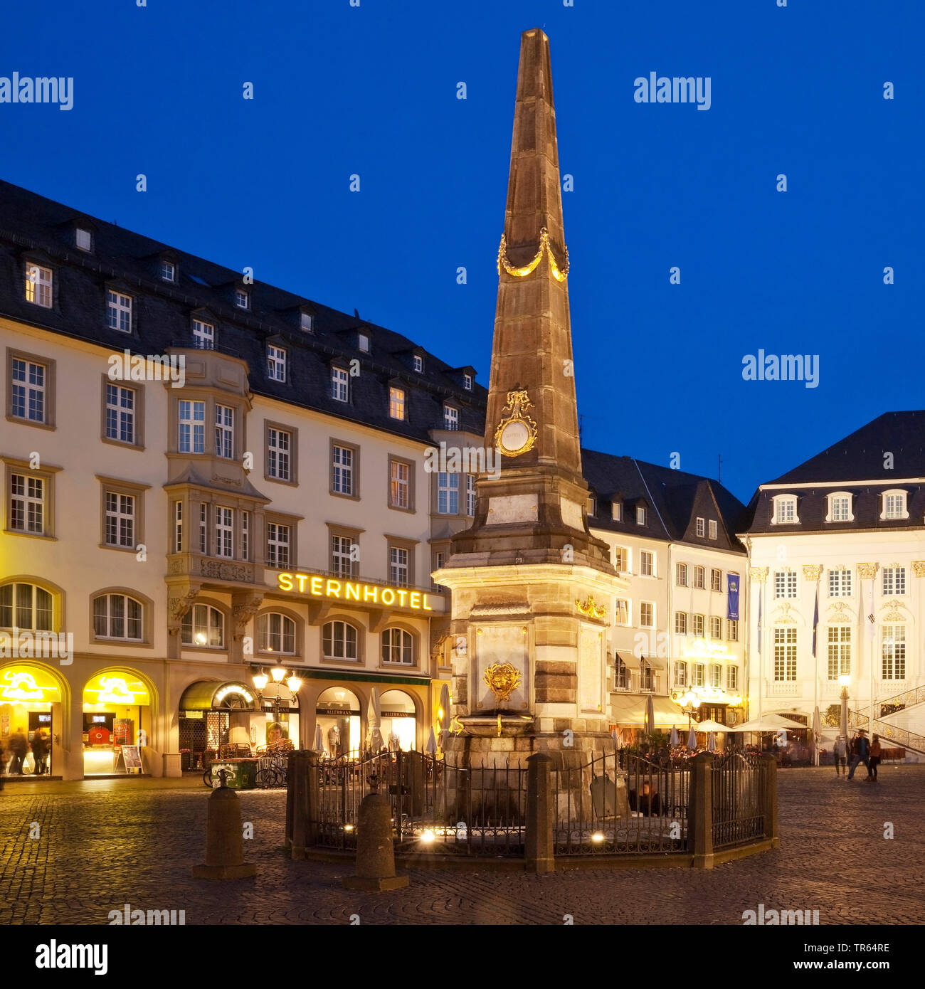 Marktbrunnen auf dem Marktplatz und Altes Rathaus am Abend, Deutschland, Nordrhein-Westfalen, Bonn Stockfoto