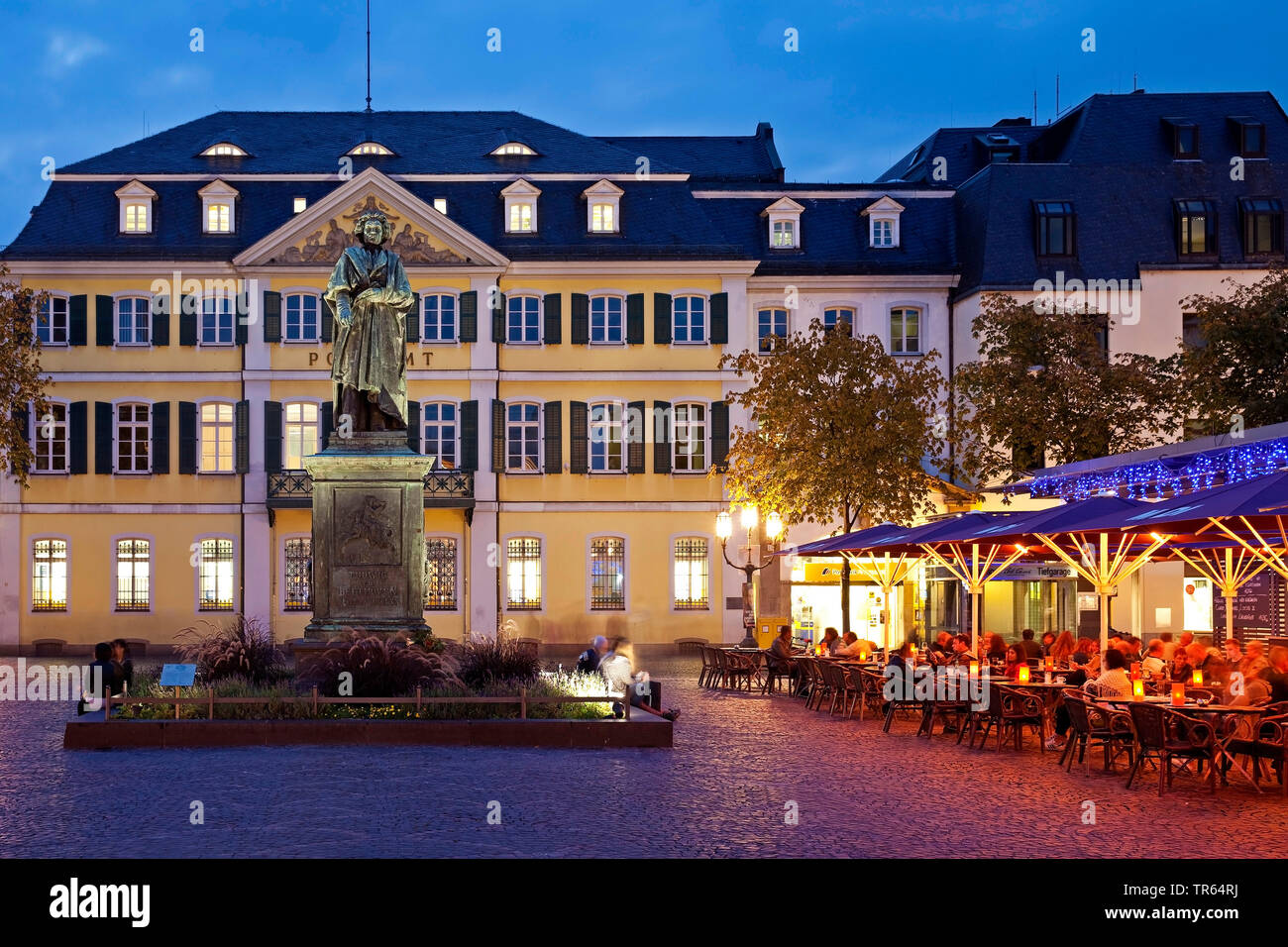 Beethoven Denkmal auf dem Münsterplatz und General Post Office am Abend, Deutschland, Nordrhein-Westfalen, Bonn Stockfoto