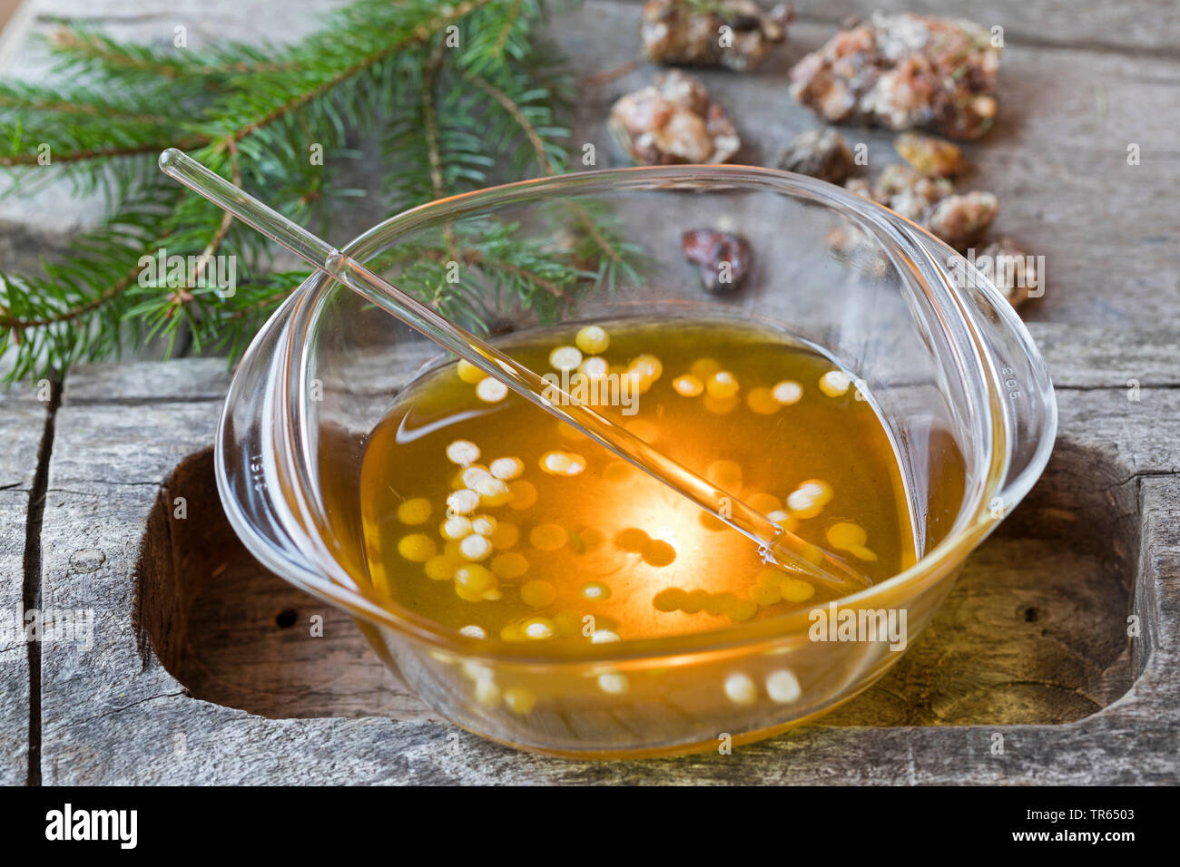 Heilsalbe aus flüssigen Pitch, Olivenöl ein Bienenwachs Stockfoto