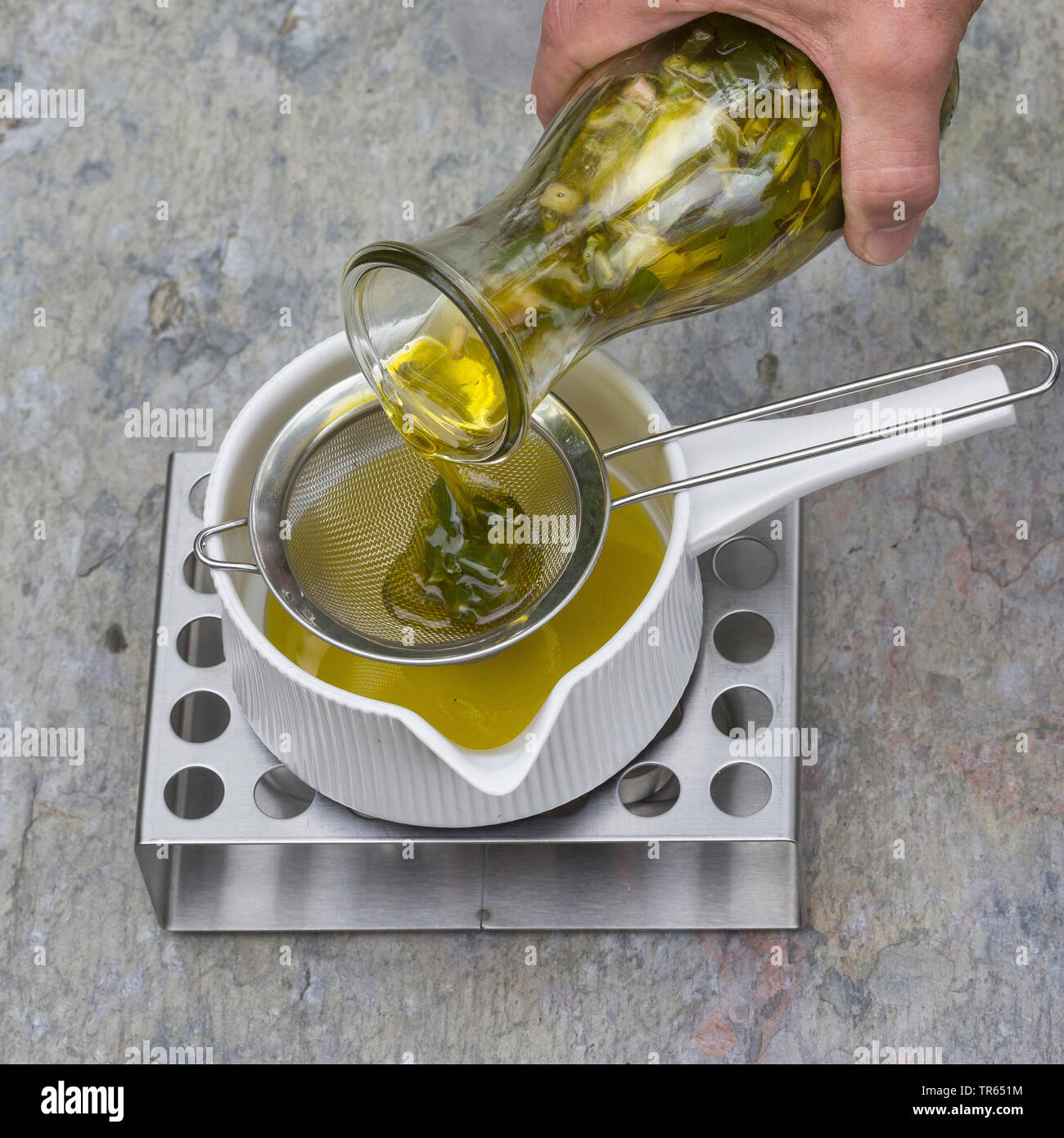 Gemeinsame Nachtkerze (Oenothera biennis), Produktion von nachtkerzenöl Creme, 2 Schritt: Abend primerose Öl in einem Topf auf einem wärmeren, Serie Bild 2/10 gegossen, Deutschland Stockfoto