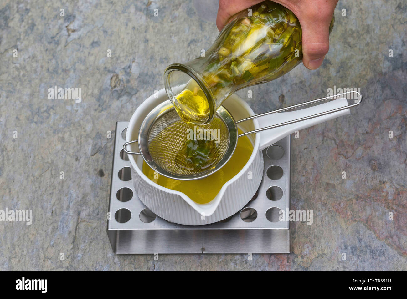 Gemeinsame Nachtkerze (Oenothera biennis), Produktion von nachtkerzenöl Creme, 2 Schritt: Abend primerose Öl in einem Topf auf einem wärmeren, Serie Bild 2/10 gegossen, Deutschland Stockfoto