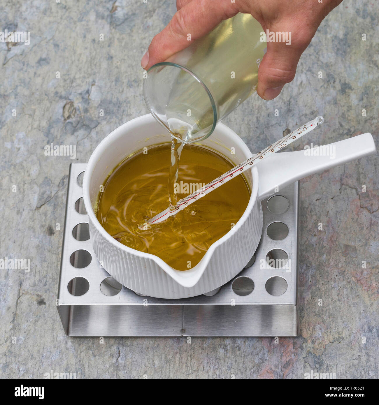 Gemeinsame Nachtkerze (Oenothera biennis), Produktion von nachtkerzenöl Creme, 7 Schritt: primrose Kaffee wird hinzugefügt Tu die Mischung aus Öl, Lanolin und Bienenwachs in einem Topf auf einem wärmeren, Serie Bild 7/10, Deutschland Stockfoto