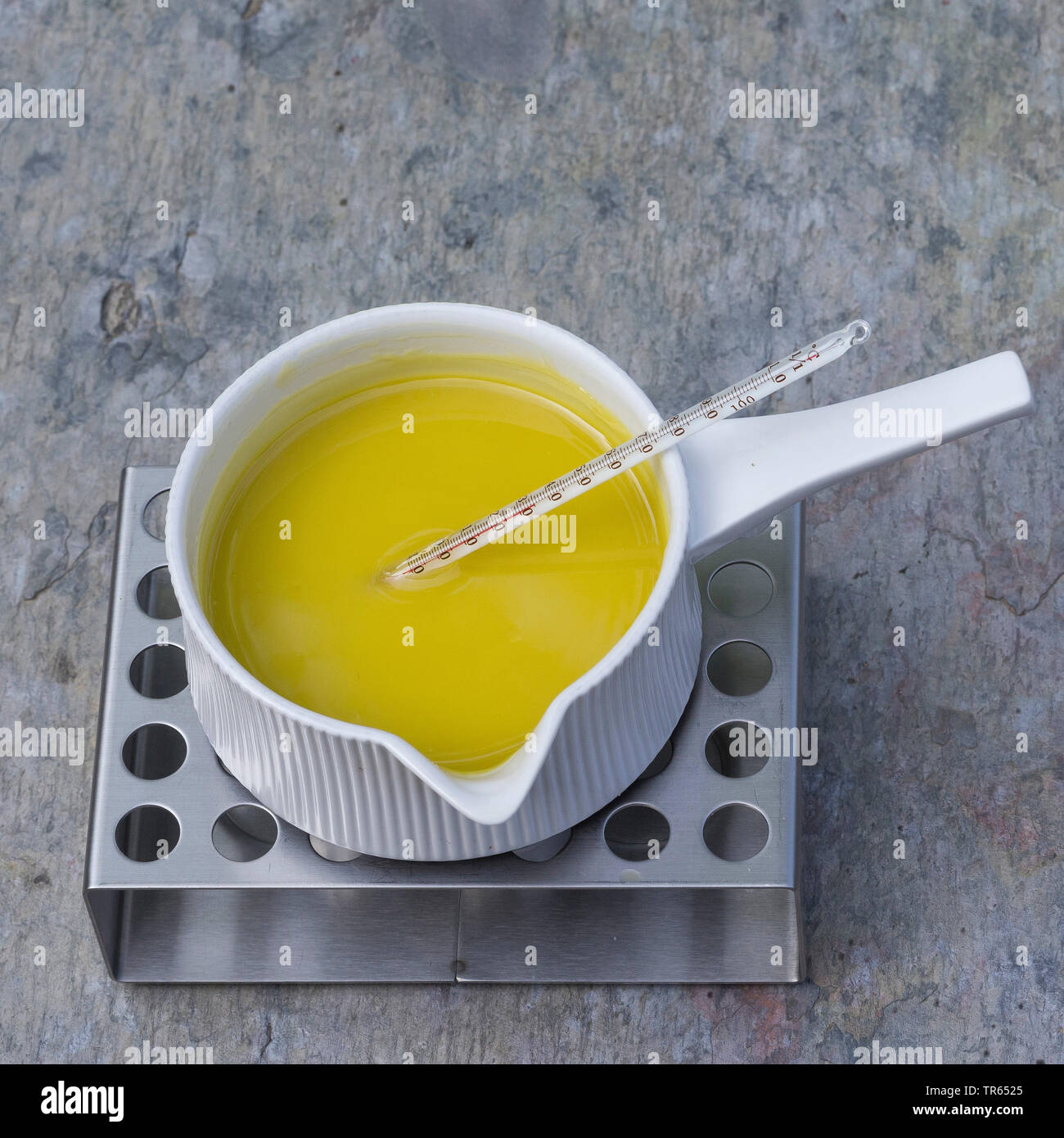 Gemeinsame Nachtkerze (Oenothera biennis), Produktion von nachtkerzenöl Creme, 8 Schritt: der Mix aus primrose Kaffee, Öl, Lanolin und Bienenwachs ist kalt pourred, Serie Bild 8/10, Deutschland Stockfoto