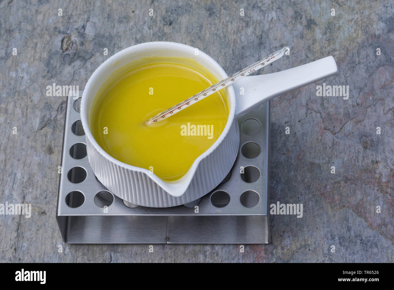 Gemeinsame Nachtkerze (Oenothera biennis), Produktion von nachtkerzenöl Creme, 8 Schritt: der Mix aus primrose Kaffee, Öl, Lanolin und Bienenwachs ist kalt pourred, Serie Bild 8/10, Deutschland Stockfoto