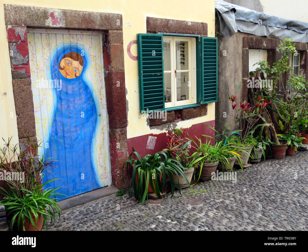 Gemalte Haus, Kunst Projekt im alten Hafen Viertel, Madeira, Funchal Stockfoto