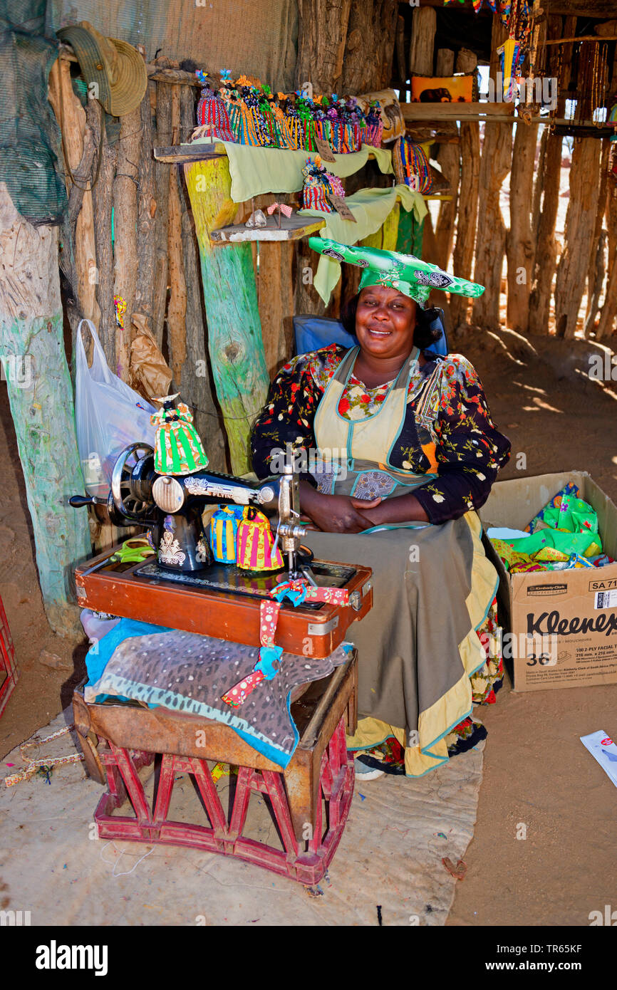 Herero Frau mit Nähmaschine, Namibia, Damaraland Stockfoto