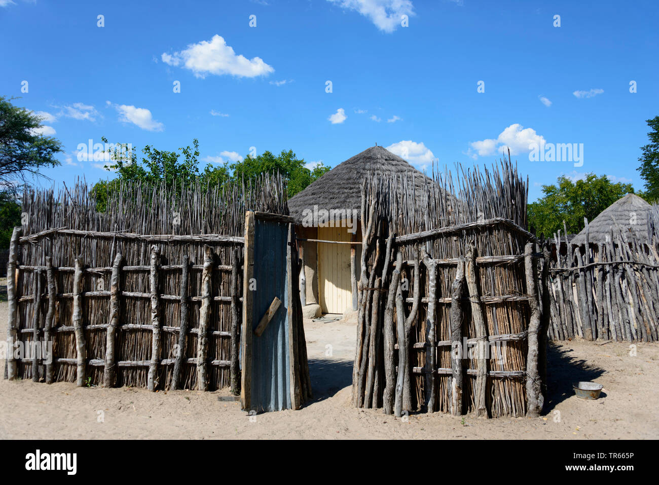 Dorf mit Schutzzaun gegen wilde Tiere, Botswana, Shorobe Stockfoto