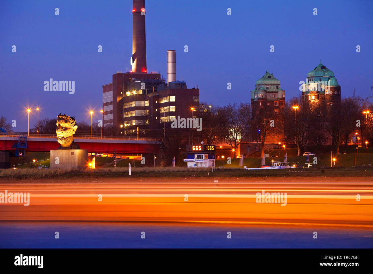 Mercatorinsel und Skulptur 'Echo des Poseidon" mit der industriellen Landschaft von Mittal Steel Ruhrort, Deutschland, Nordrhein-Westfalen, Ruhrgebiet, Duisburg Stockfoto