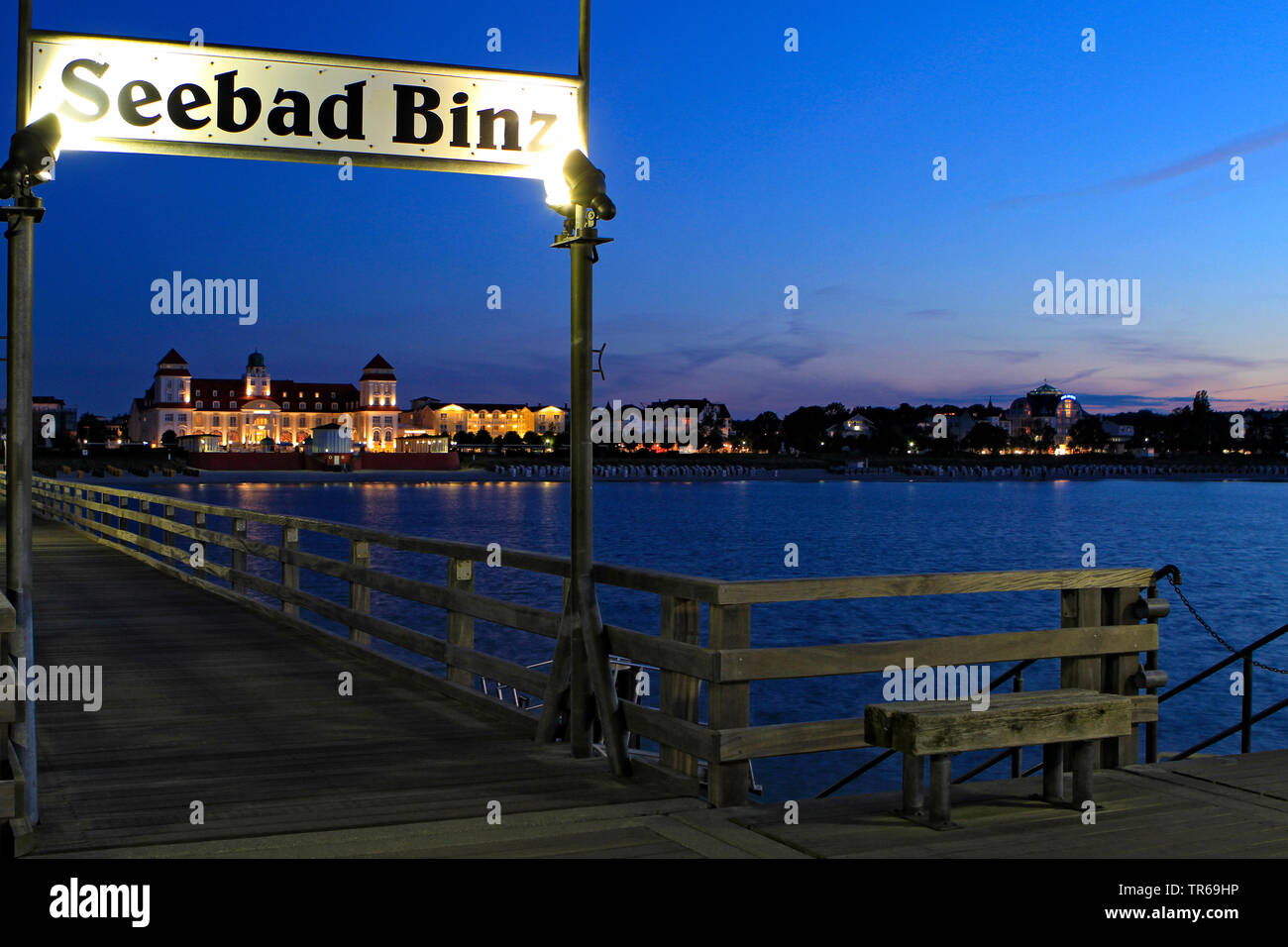 Seebrücke von Binz am Abend, Kurhaus Binz im Hintergrund, Deutschland, Mecklenburg-Vorpommern, Rügen, Binz Stockfoto