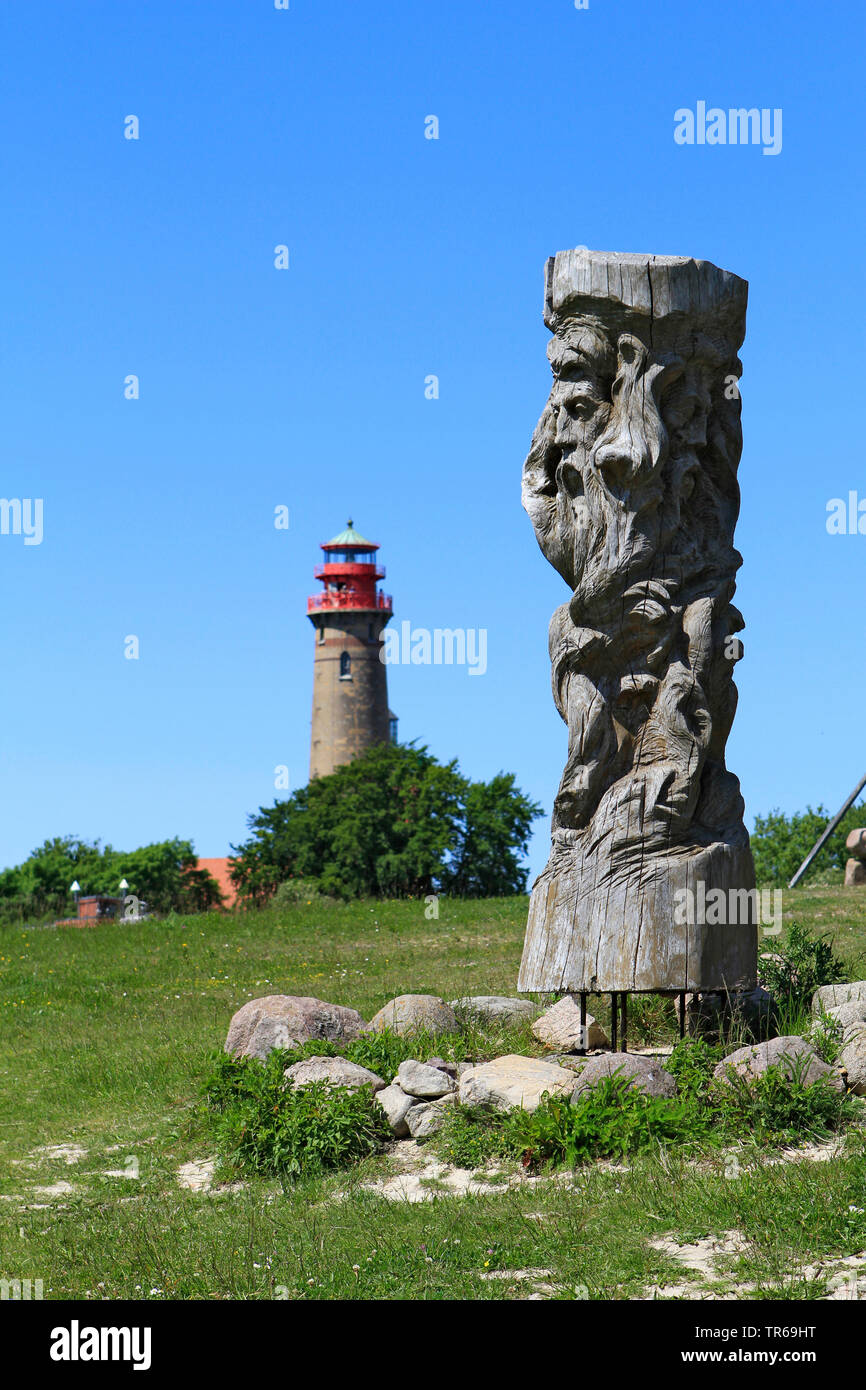 Kap Arkona Leuchtturm und hölzerne Skulptur, Deutschland, Mecklenburg-Vorpommern, Rügen Stockfoto