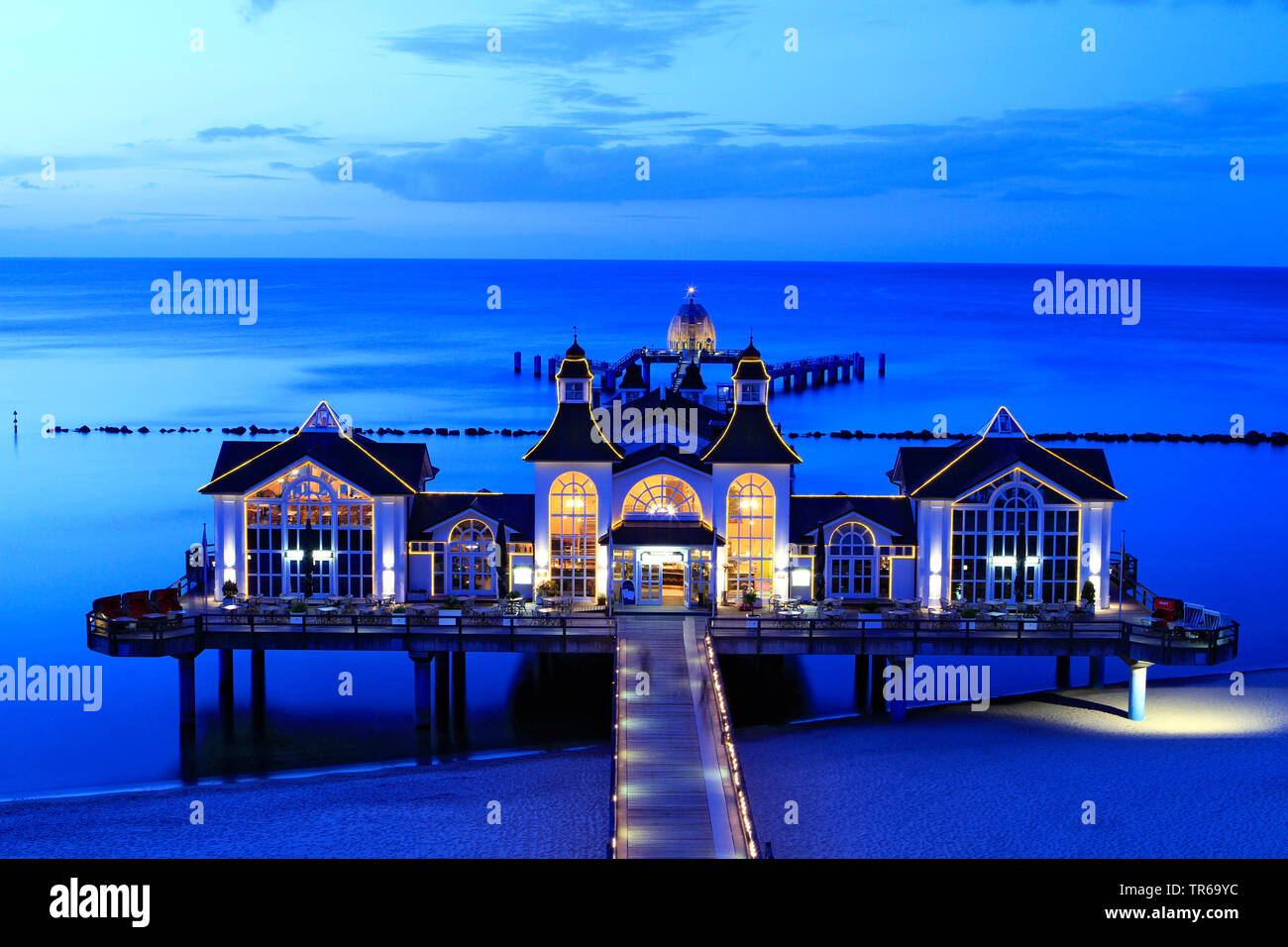 Seebrücke bei Dämmerung, Deutschland, Mecklenburg-Vorpommern, Rügen, Sellin Stockfoto