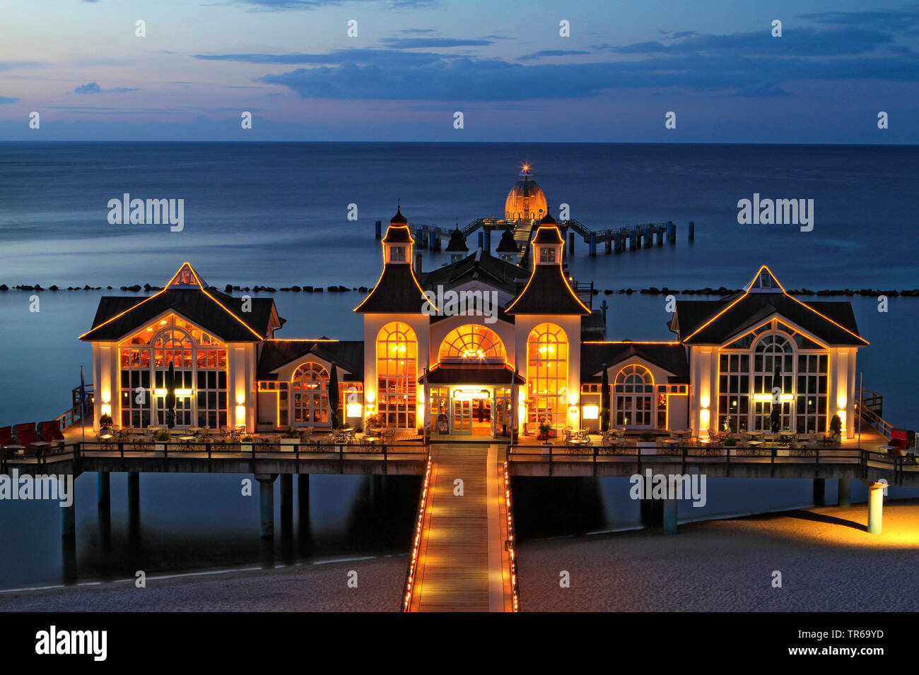 Seebrücke bei Dämmerung, Deutschland, Mecklenburg-Vorpommern, Rügen, Sellin Stockfoto