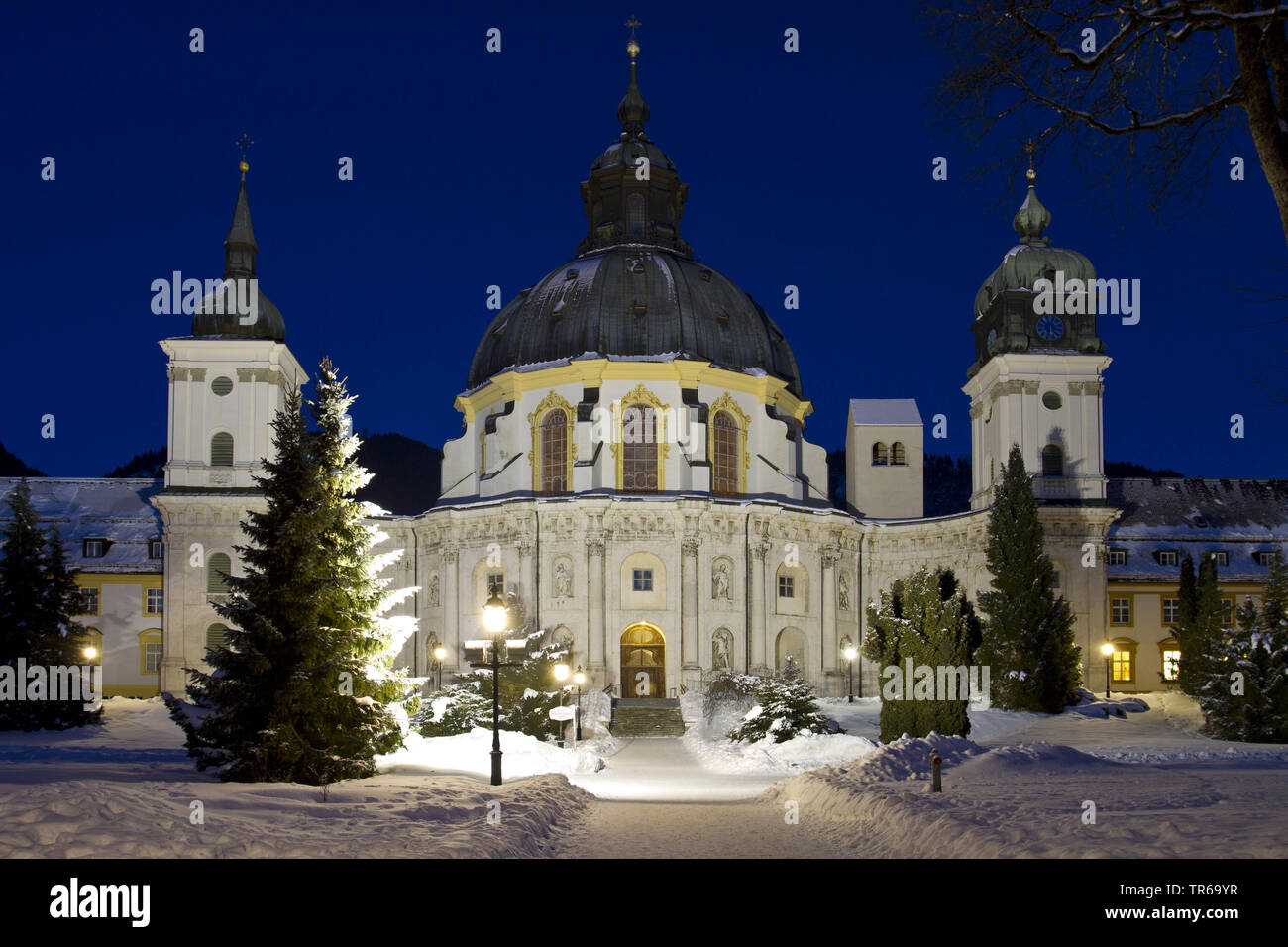 Beleuchtete Kloster Ettal im Winter bei Nacht, Deutschland, Bayern, Oberbayern, Oberbayern Stockfoto