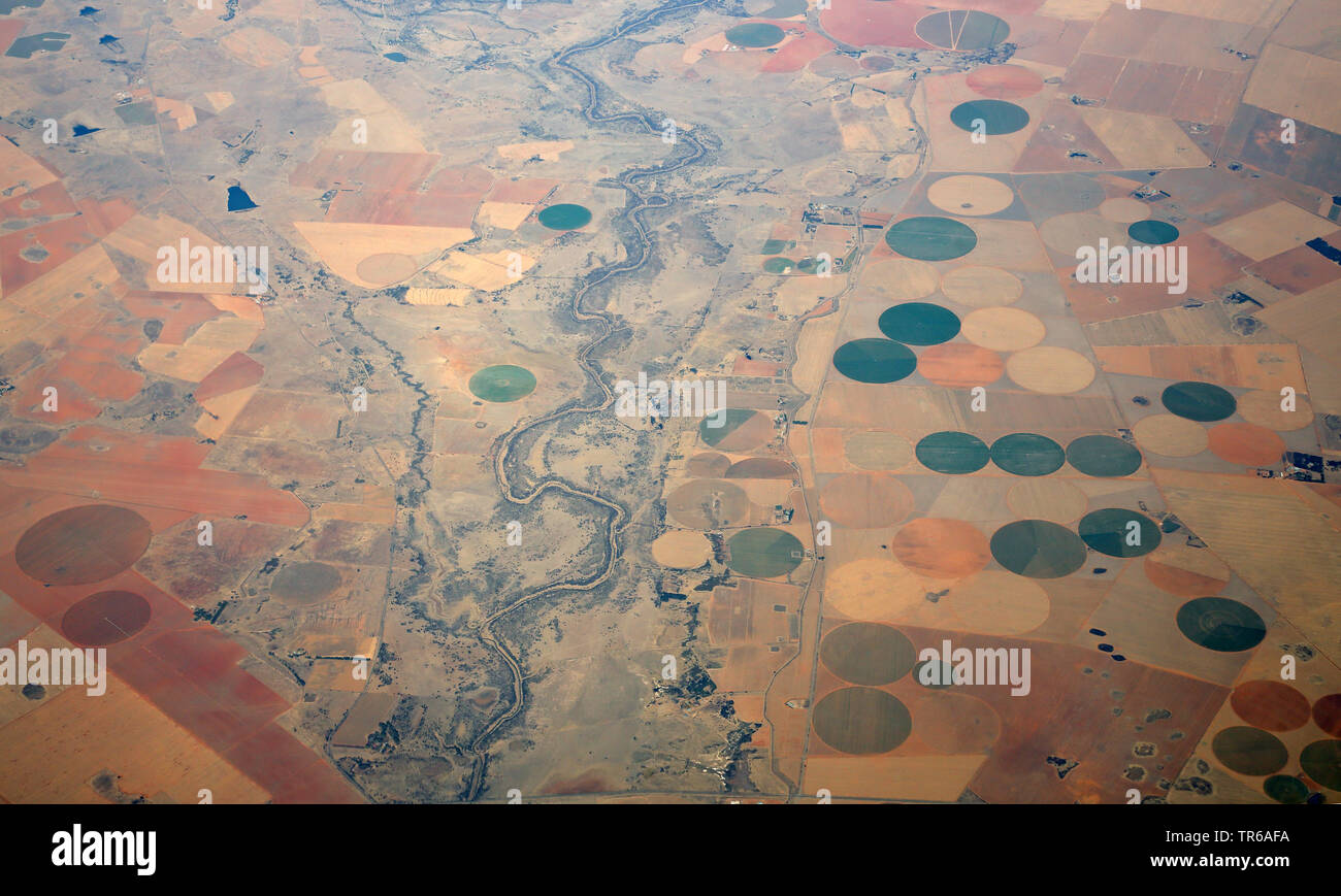 Luftaufnahme von Karoo Vaall semidesert mit Fluss und bewässerten Flächen, Südafrika Stockfoto