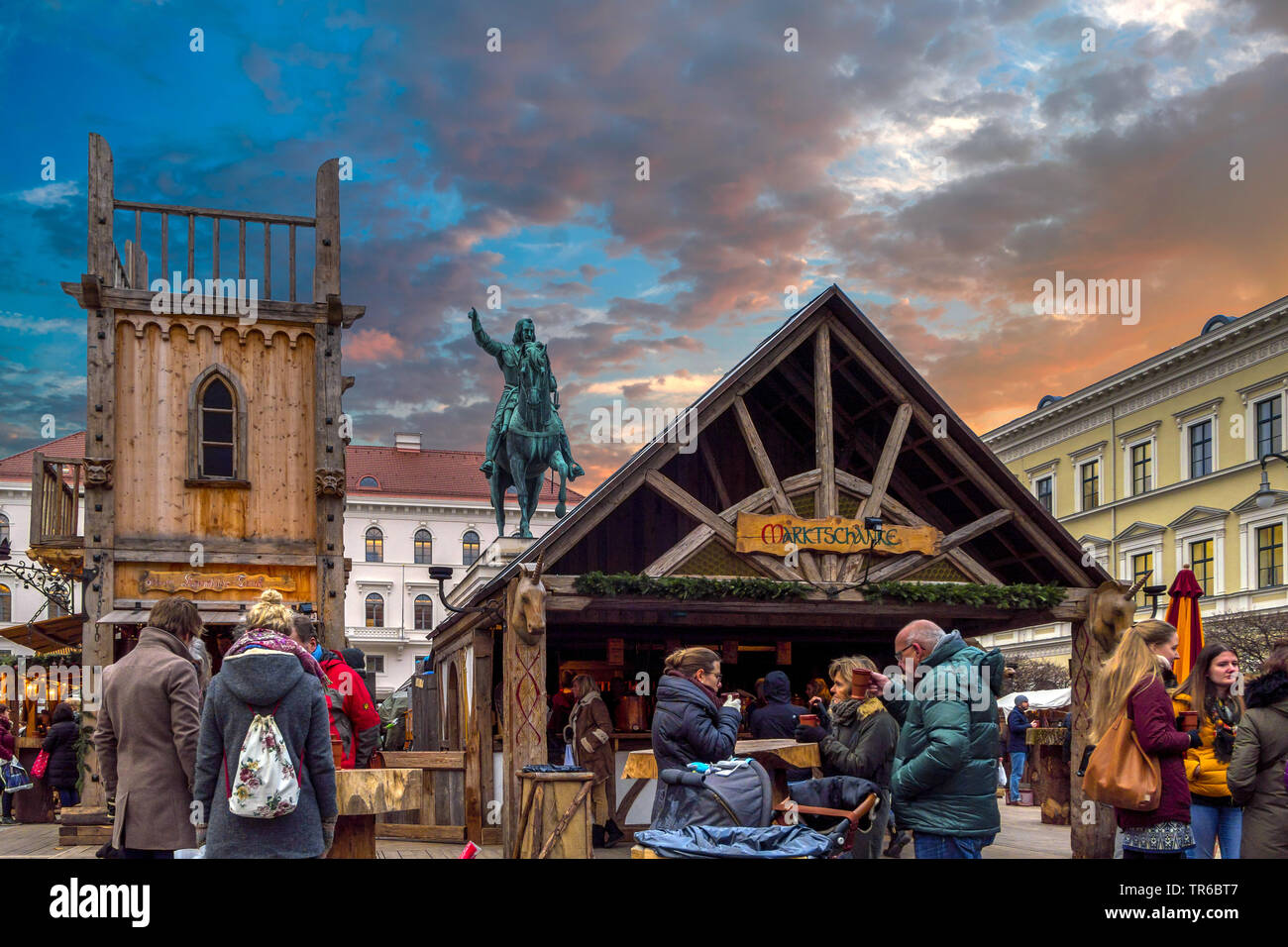 Mittelalterlicher Weihnachtsmarkt auf Platz Wittelsbacher Platz in München, Deutschland, Bayern, Muencheberg Stockfoto
