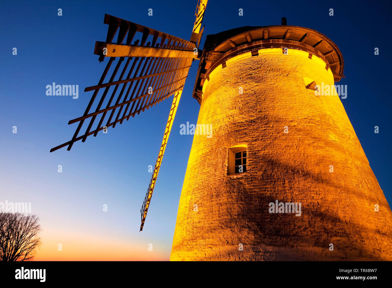 Mühle bei Sonnenuntergang Egelsberg in Krefeld, Deutschland, Nordrhein-Westfalen, Niederrhein, Krefeld Stockfoto